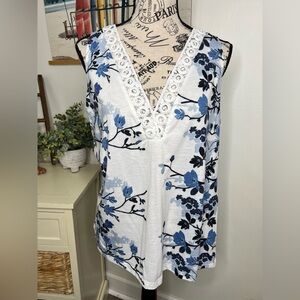 Exclusive V-Neck Floral/Lace Top